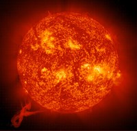 Si la température à la surface du Soleil est de l'ordre de 6 000 degrés, elle atteint 15 millions de degrés en son cœur, là où, dans un milieu d'une extrême densité, les réactions de fusion prennent naissance. Pour réaliser la fusion dans un tokamak, il faut porter le plasma (très peu dense) à des températures au mois dix fois supérieures. © SOHO-NASA-ESA (Click to view larger version...)